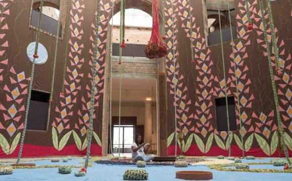 Da penitenciária para a Pinacoteca: representando companheiras, ex-detenta faz bordados em instalação de Ernesto Neto Da penitenciária para a Pinacoteca: representando companheiras, ex-detenta faz bordados em instalação de Ernesto Neto