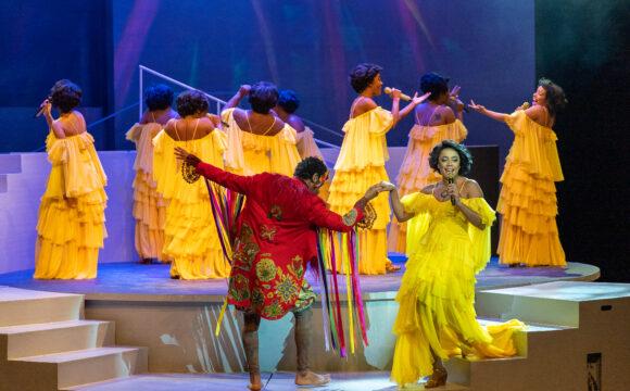Vea los detalles de los bordados realizados por las cooperativas de mujeres de Maranhão para el vestuario del espectáculo «Marrom: O Musical».