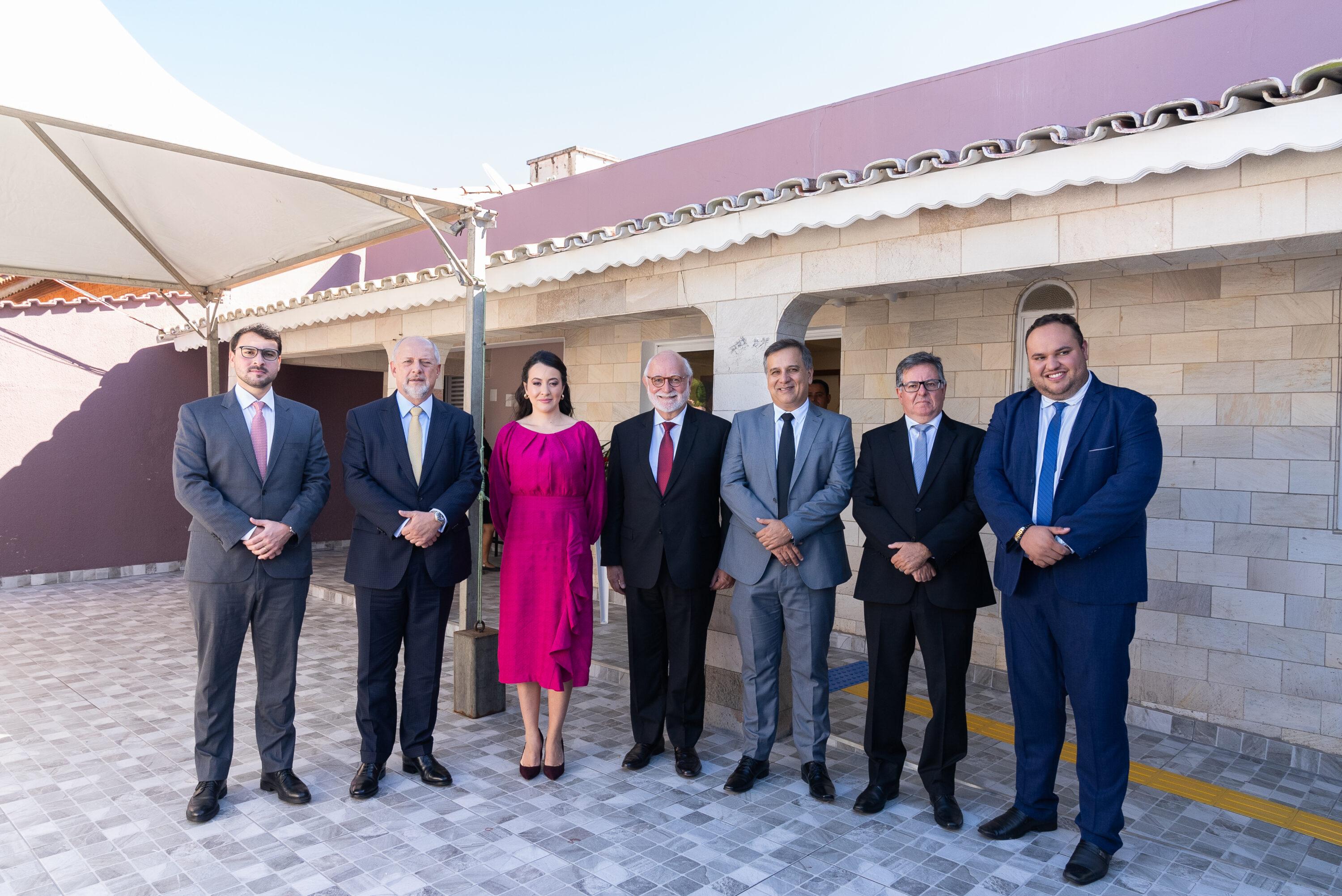 O diretor do H360, Higor Cauê, posa com autoridades na inauguração da Casa Somos Marias em Peruíbe