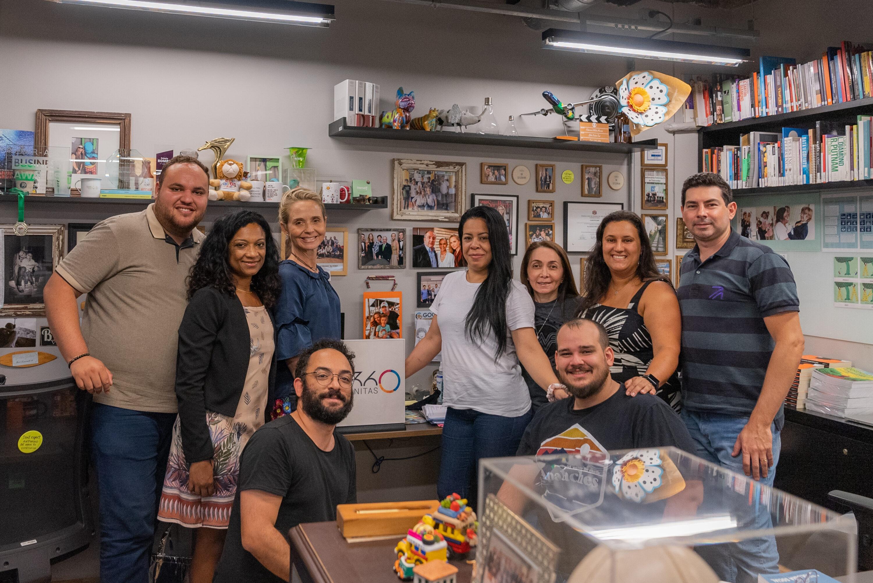 Equipe do Instituto Humanitas360 com Flávia Maria da Silva