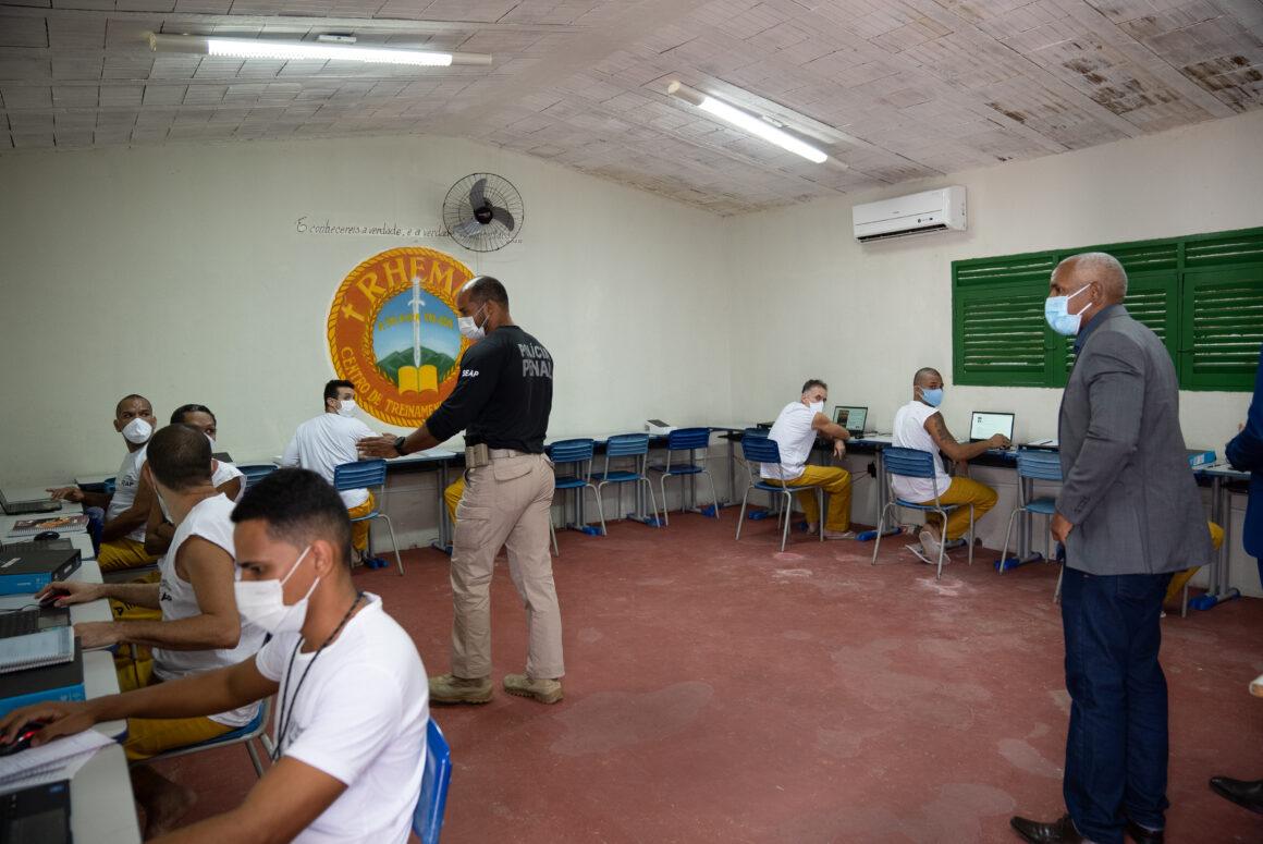 Hombre detenido es aprobado en medicina en Paraíba y estudia con el apoyo de LAB360