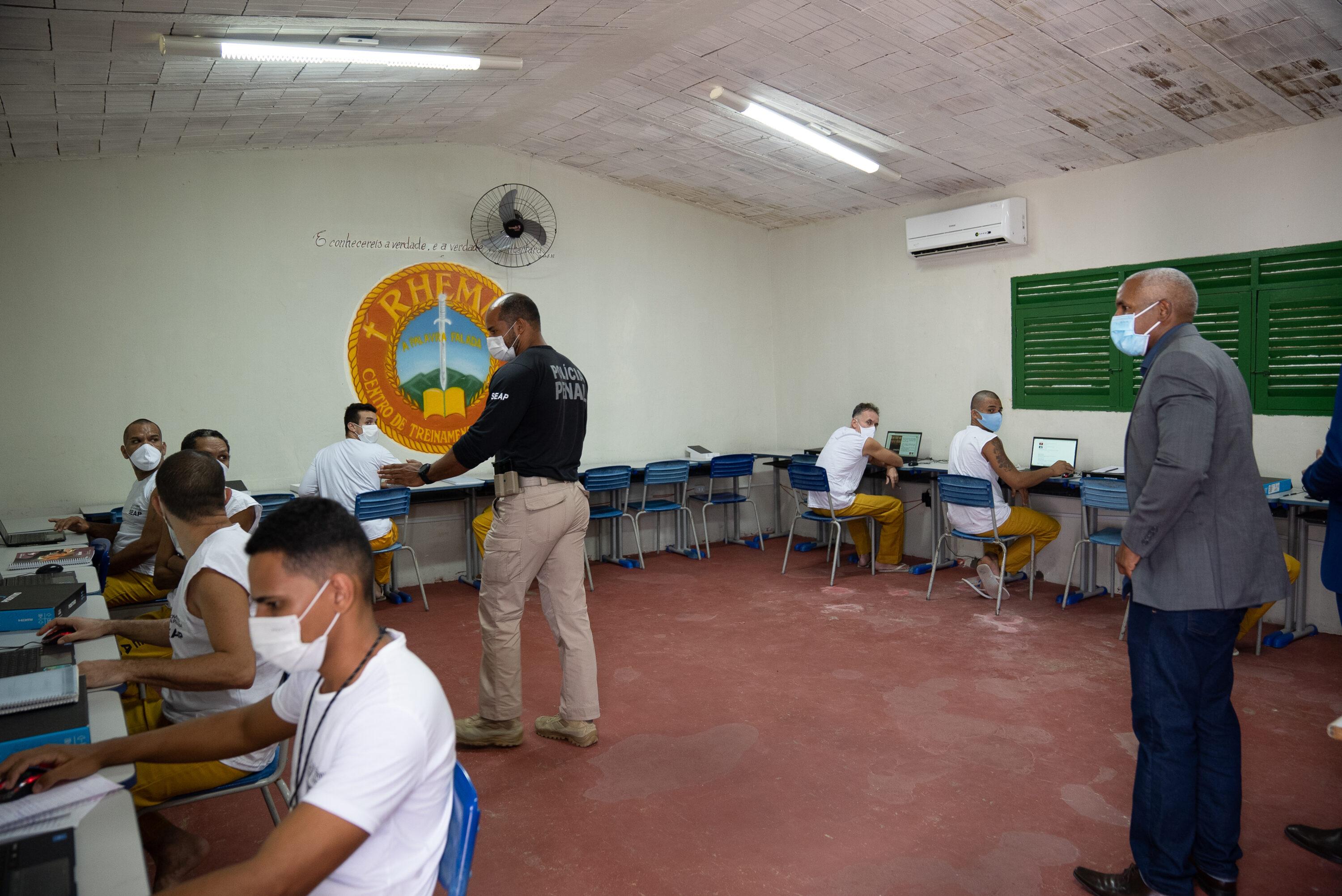 Homens presos utilizam computadores cedidos pelo H360 em presídio na Paraíba