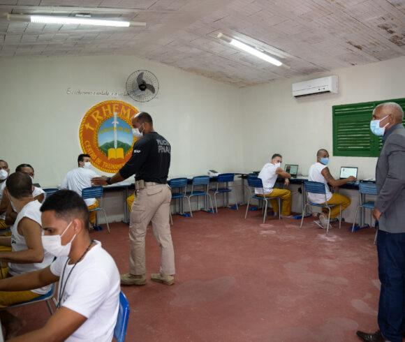Homem preso é aprovado em medicina na Paraíba e estuda com apoio do LAB360