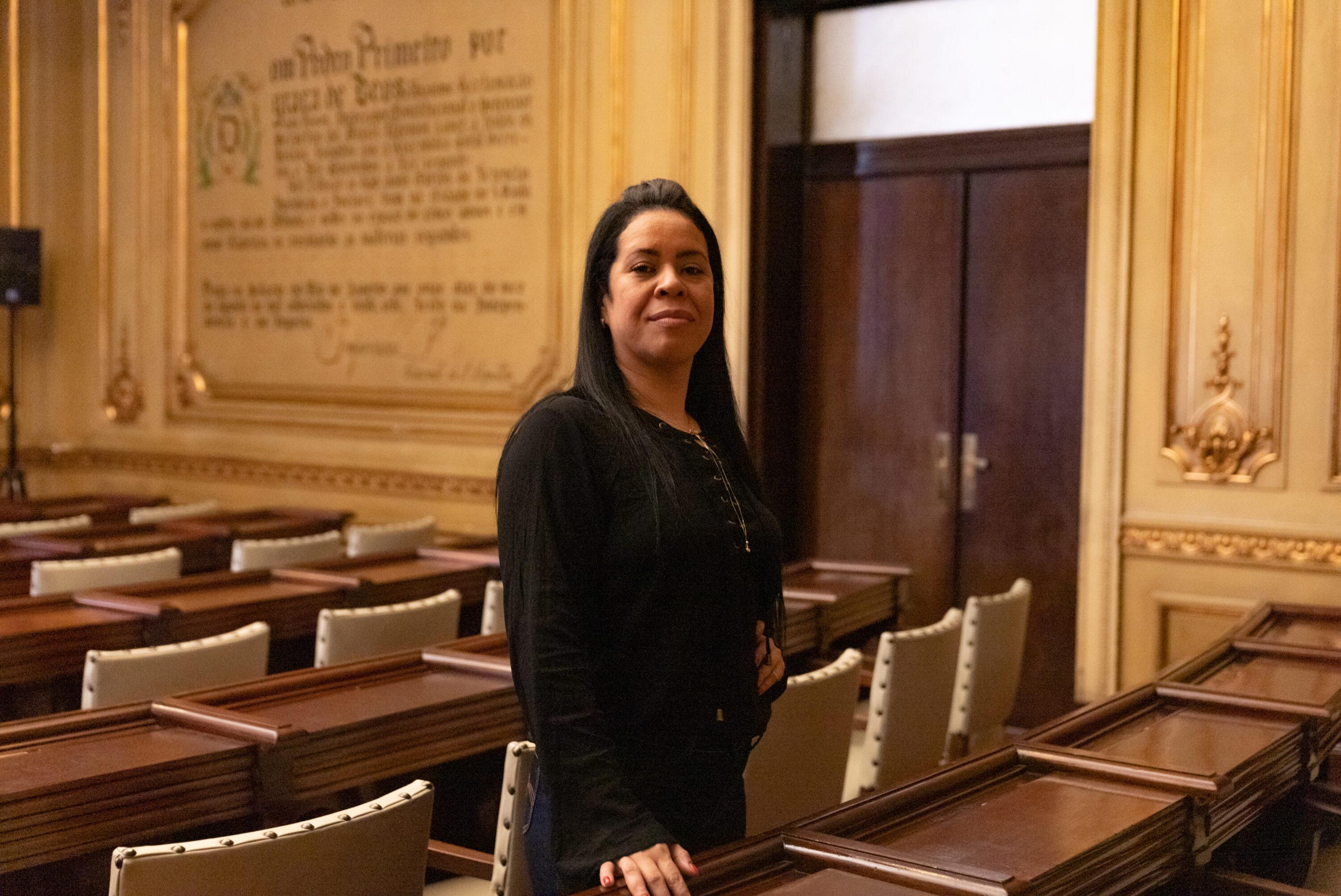 Flávia Maria da Silva em salão da Faculdade de Direito da USP
