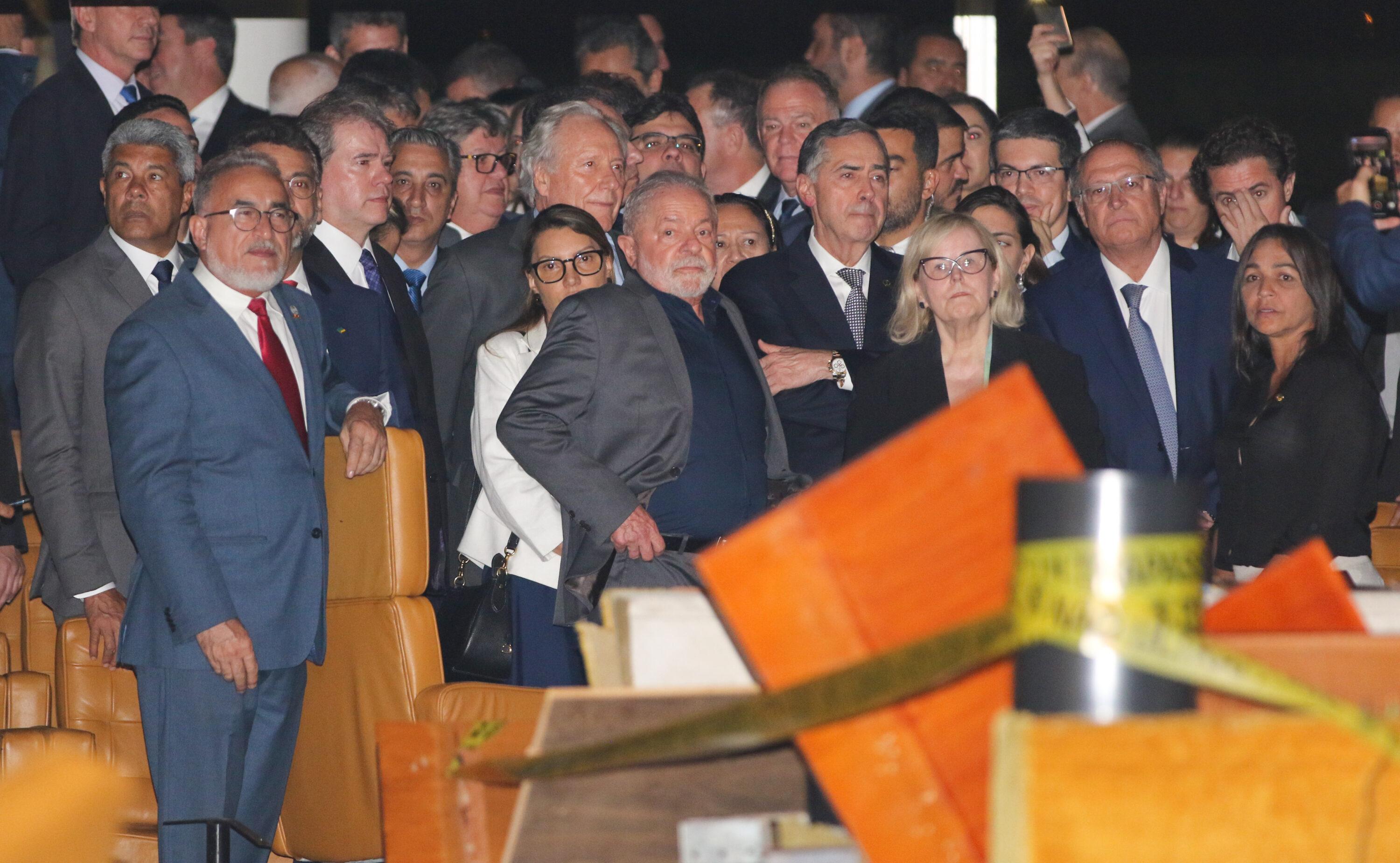 O presidente Luiz Inácio Lula da Silva, governadores e autoridades, cruzam a Praça dos Três Poderes para visitar as instalações da sede do Supremo Tribunal Federal (STF), um dia após os atos terroristas que depredaram a sede do tribunal