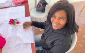 A cooperada Dirce, agora em liberdade, trabalha na Casa Tereza