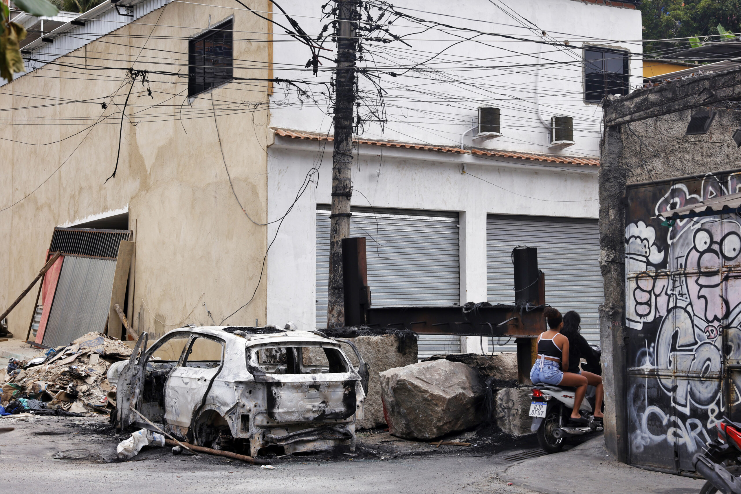 Artículo en el periódico Folha: «El verde en el discurso y el rojo en el suelo»