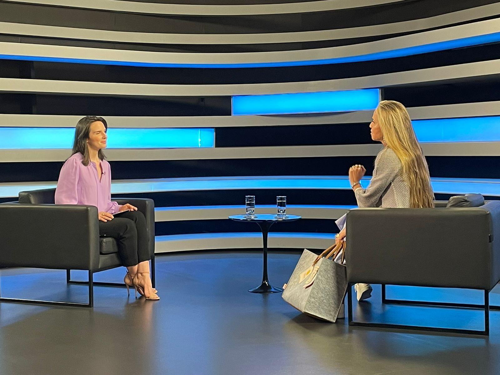 Patrícia Villela Marino conversa com a jornalista Giovanna Risardo no estúdio da Record TV